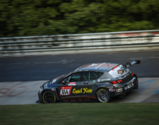 Jürgen und Achim Nett vom AC 1927 Mayen e.V. feiern Zielankunft beim legendären 24h-Rennen am Nürburgring und einen 4. Platz in der TCR Klasse