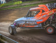 Starker Kampfgeist trotz Rückschlägen: Junis Holzleitner holt Platz 5 beim Saisonauftakt der deutschen Autocross Meisterschaft.